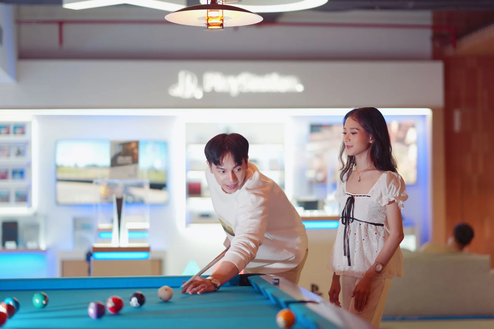 漫蛙manwa免费漫画首页主视觉，展示题材分区与封面墙的排版结构